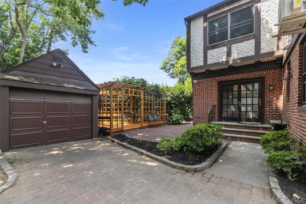 73 Jayson Avenue Great Neck NY 11021