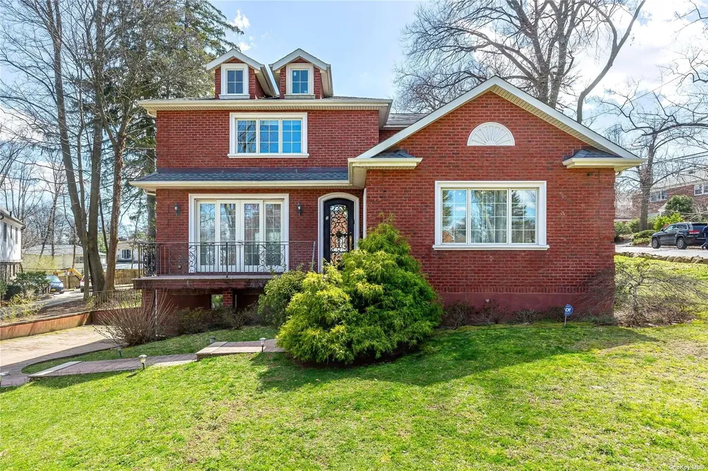 2 Avalon Road Great Neck NY 11021