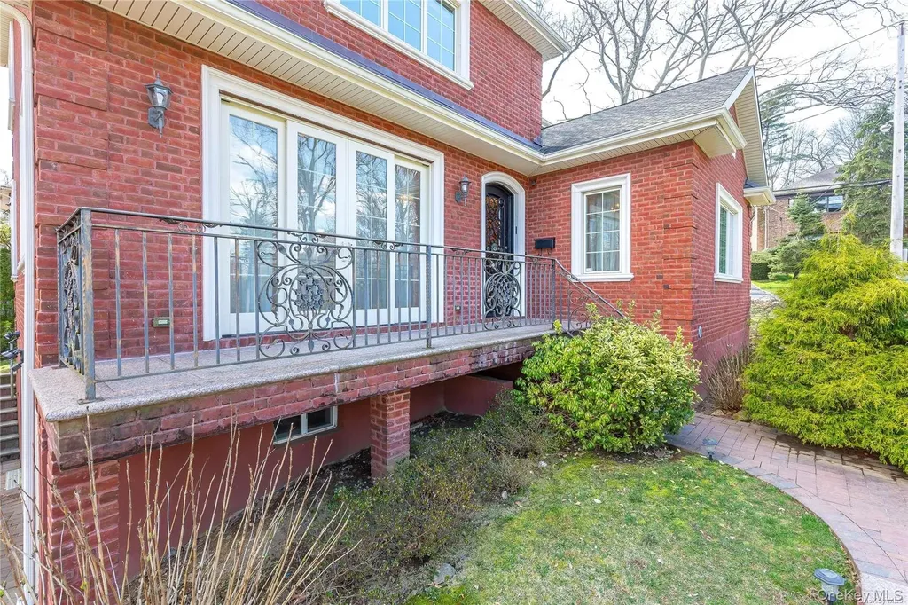 2 Avalon Road Great Neck NY 11021