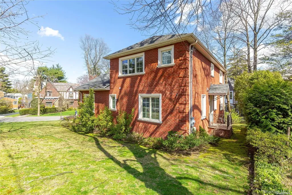 2 Avalon Road Great Neck NY 11021