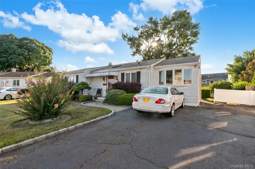 58 Helen Avenue Plainview NY 11803