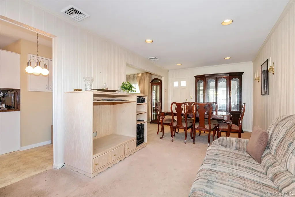 58 Helen Avenue Plainview NY 11803