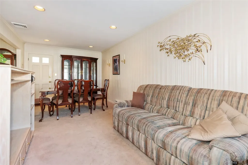 58 Helen Avenue Plainview NY 11803