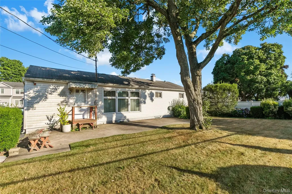 58 Helen Avenue Plainview NY 11803