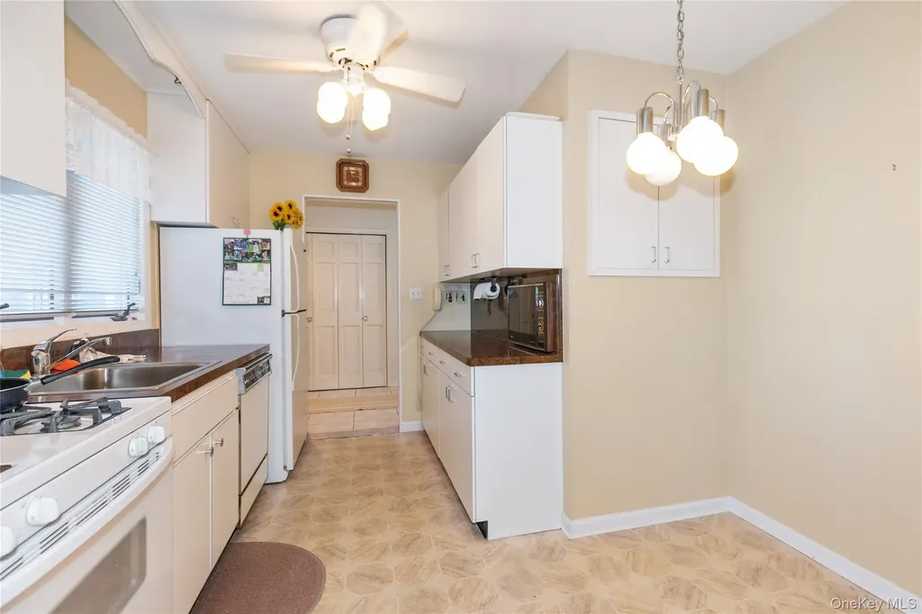 58 Helen Avenue Plainview NY 11803