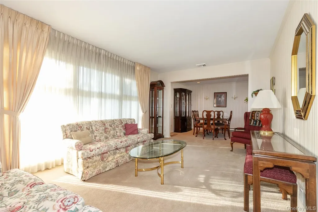 58 Helen Avenue Plainview NY 11803