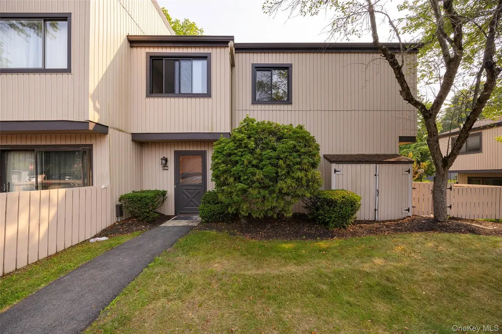 2206 Mulberry Court Poughkeepsie NY 12603