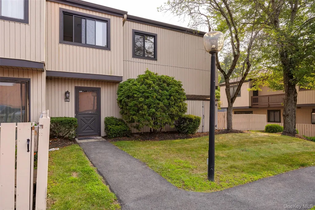 2206 Mulberry Court Poughkeepsie NY 12603
