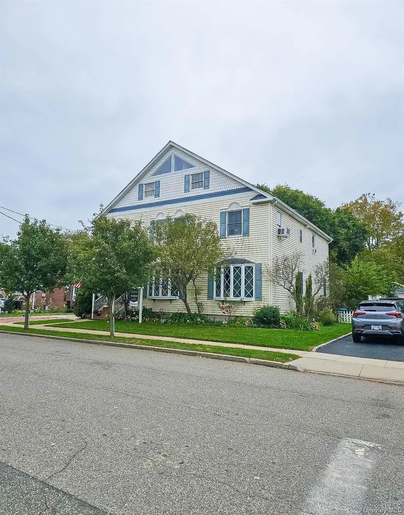 6 Windsor Place Lynbrook NY 11563