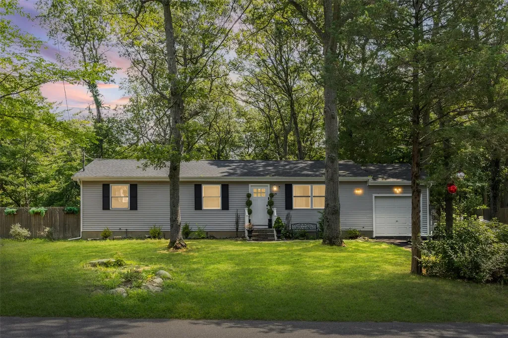 129 W Bartlett Road Middle Island NY 11953