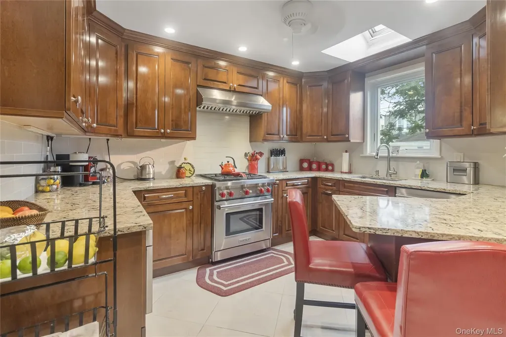6924 68th Place Glendale NY 11385