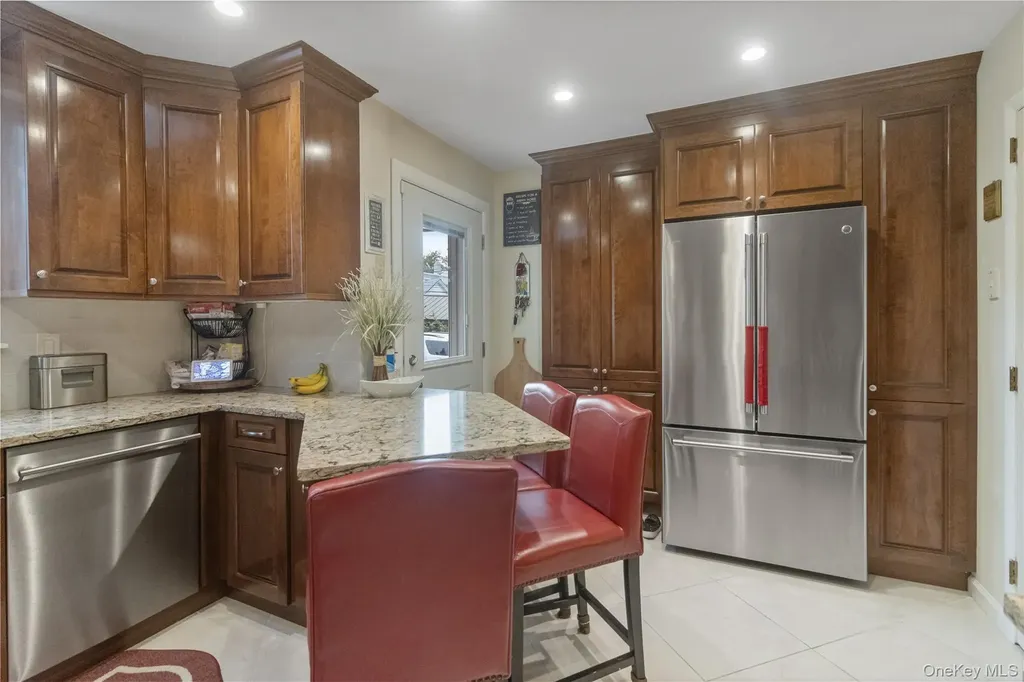 6924 68th Place Glendale NY 11385