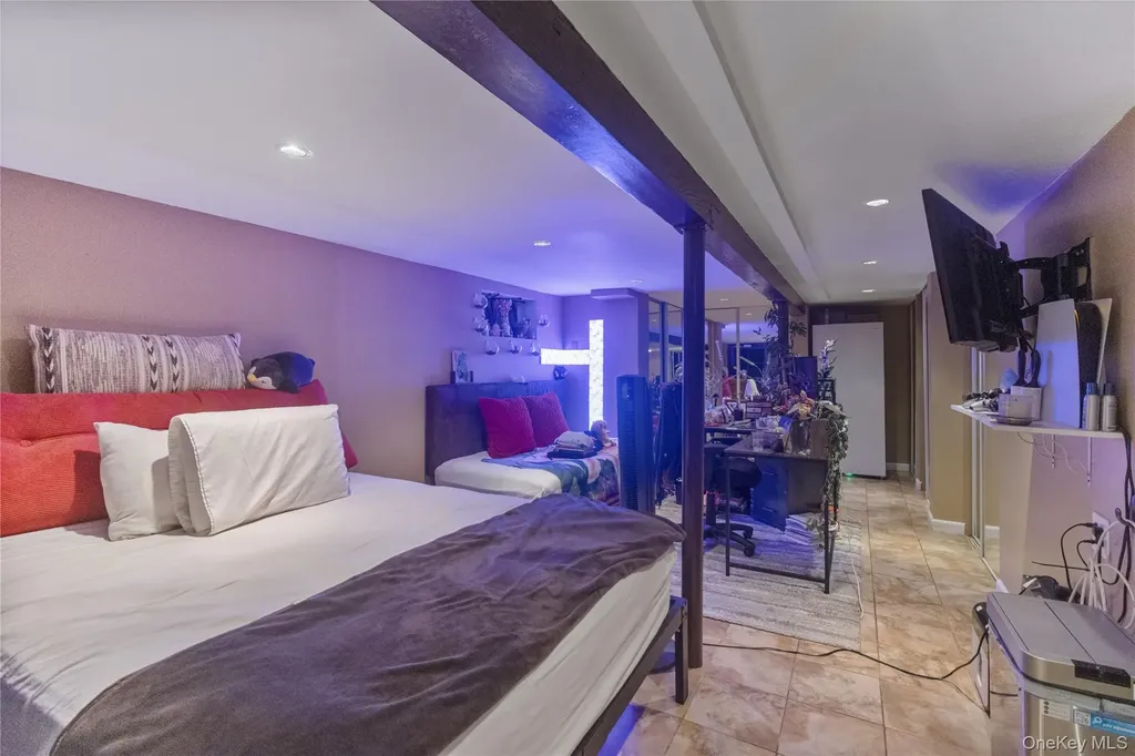 6924 68th Place Glendale NY 11385