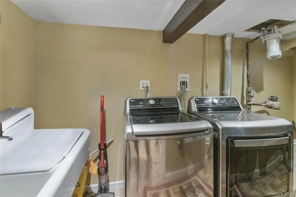 6924 68th Place Glendale NY 11385