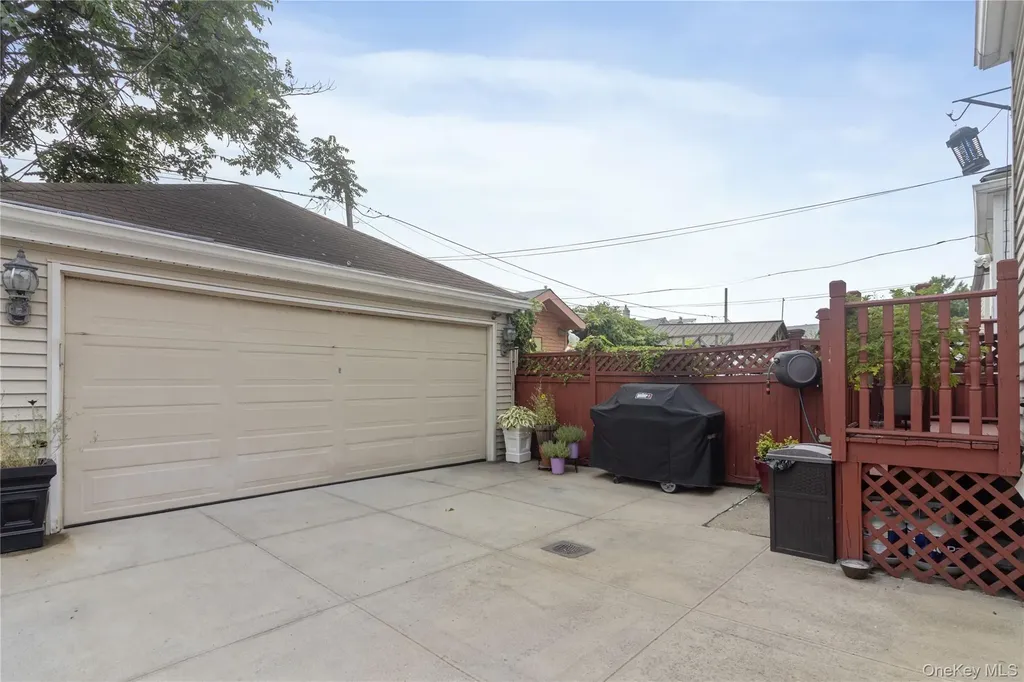 6924 68th Place Glendale NY 11385