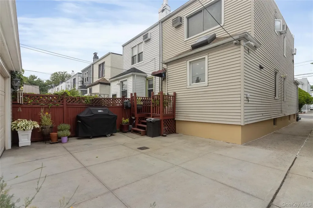 6924 68th Place Glendale NY 11385