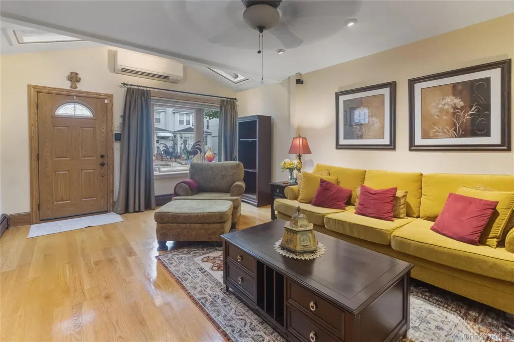 6924 68th Place Glendale NY 11385