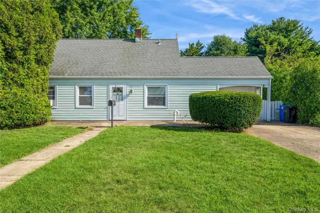 41 Chase Lane Levittown NY 11756