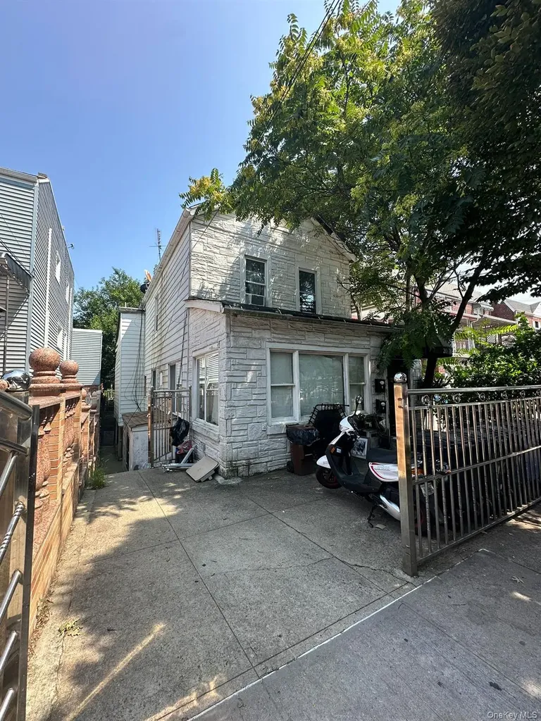 2080 Matthews Avenue Bronx NY 10462