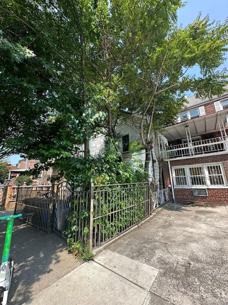 2080 Matthews Avenue Bronx NY 10462