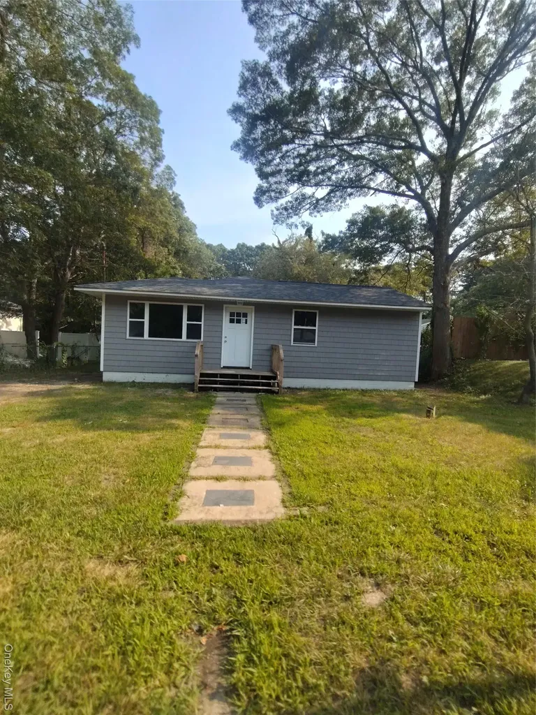 54 Meadowmere Avenue Mastic NY 11950