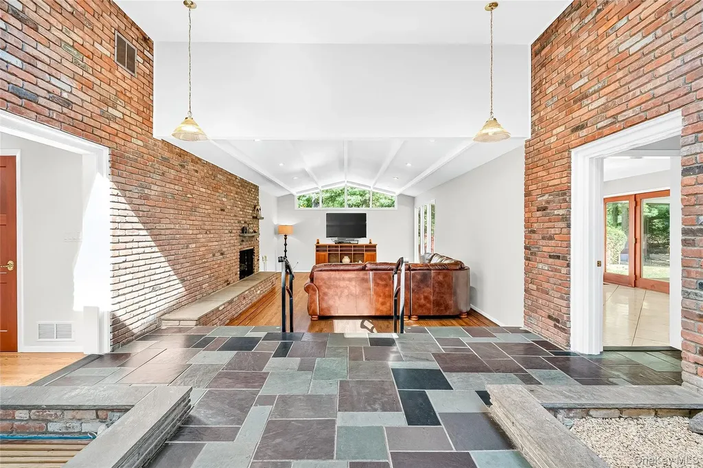 10 Barnaby Lane Hartsdale NY 10530