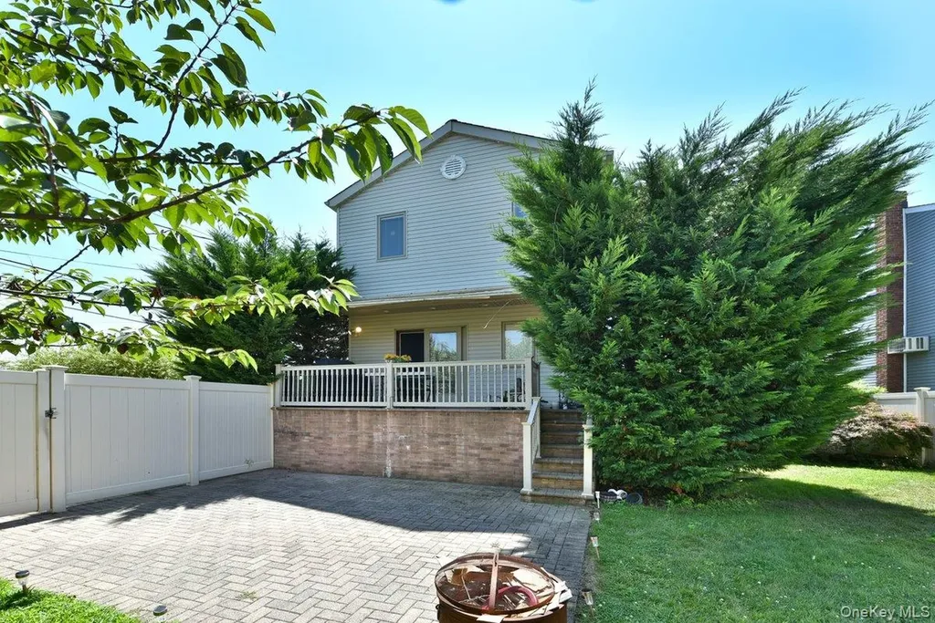385 Oceanside Parkway Oceanside NY 11572