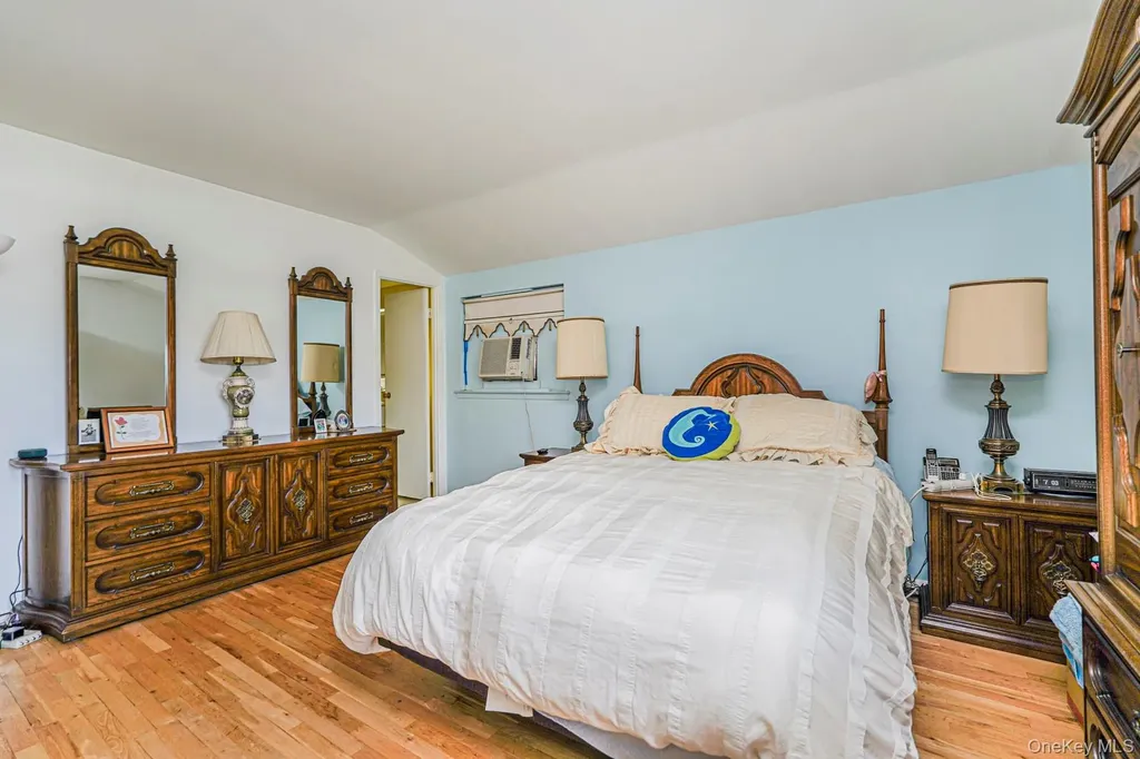 41 Middle Loop Road Staten Island NY 10308