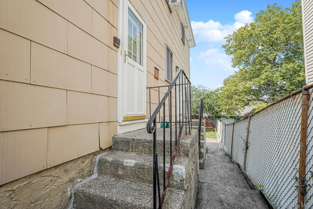 41 Middle Loop Road Staten Island NY 10308