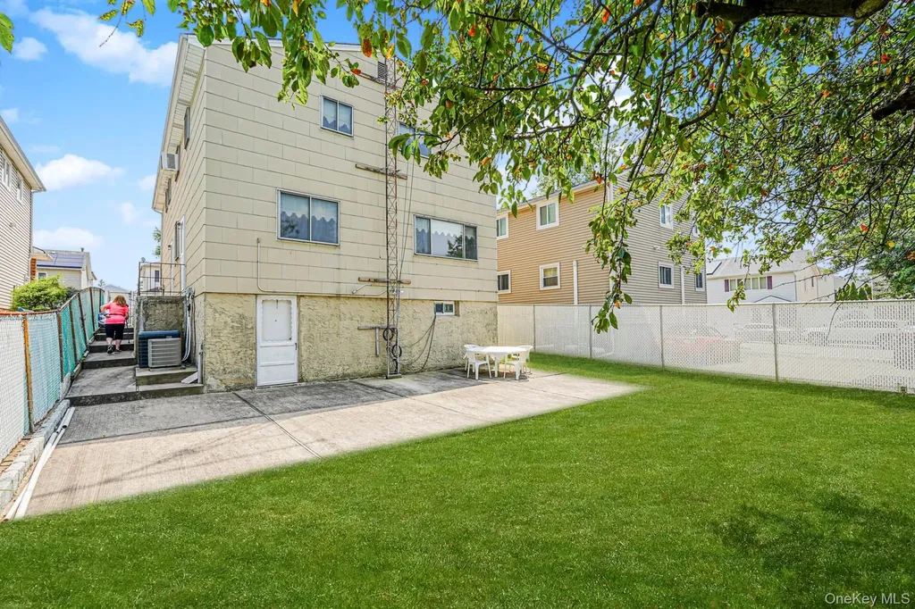 41 Middle Loop Road Staten Island NY 10308