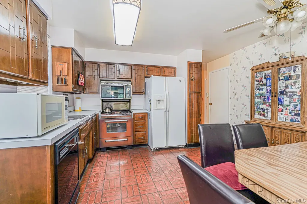 41 Middle Loop Road Staten Island NY 10308