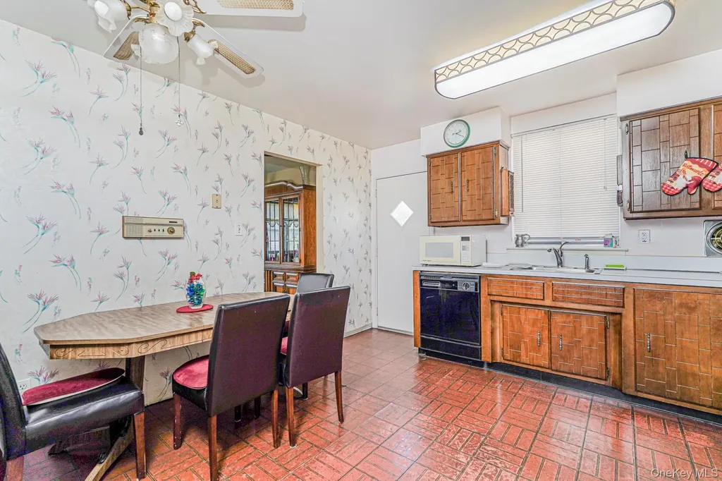 41 Middle Loop Road Staten Island NY 10308