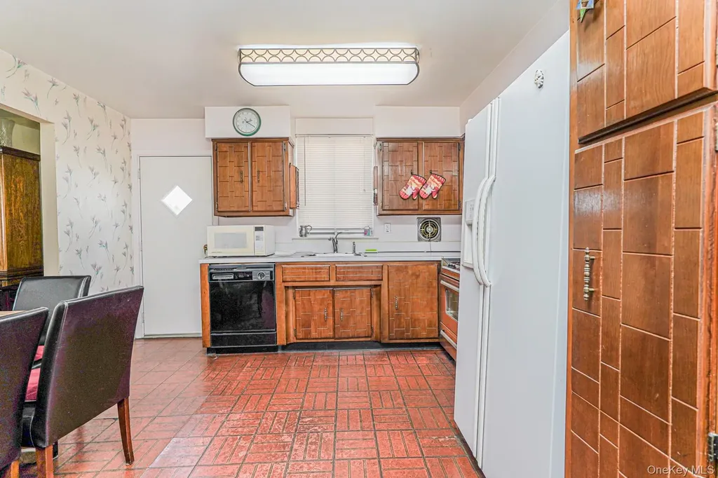 41 Middle Loop Road Staten Island NY 10308