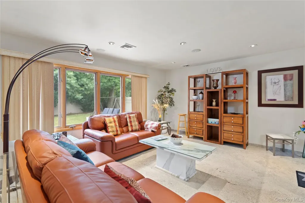 33 Shelter Hill Road Plainview NY 11803