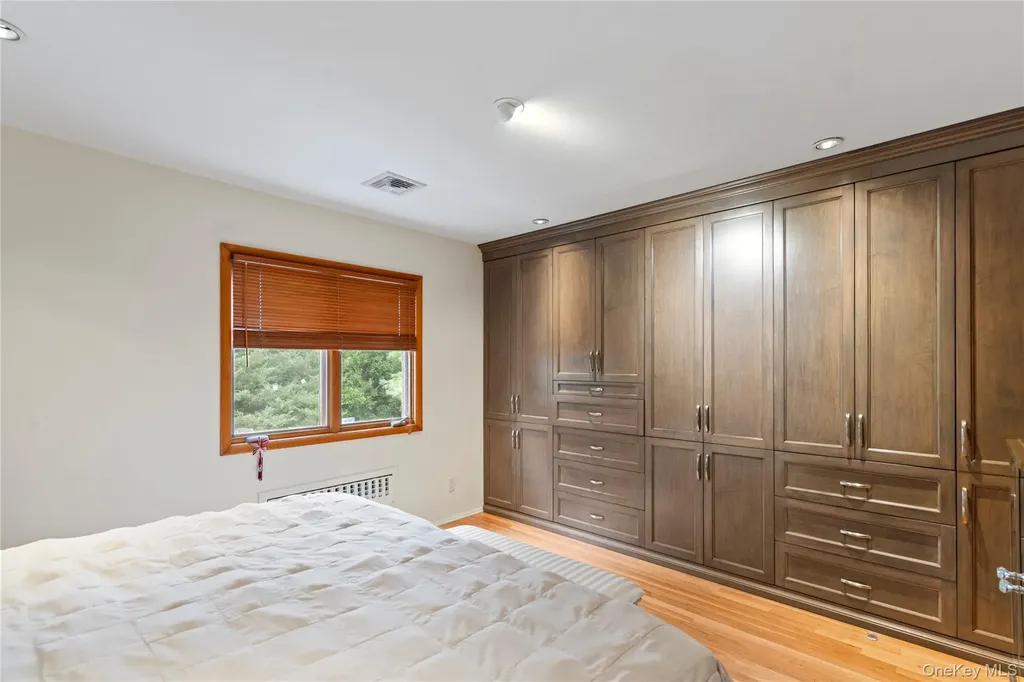 33 Shelter Hill Road Plainview NY 11803