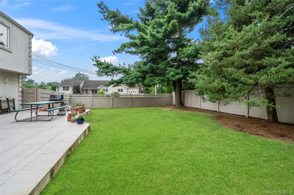 33 Shelter Hill Road Plainview NY 11803