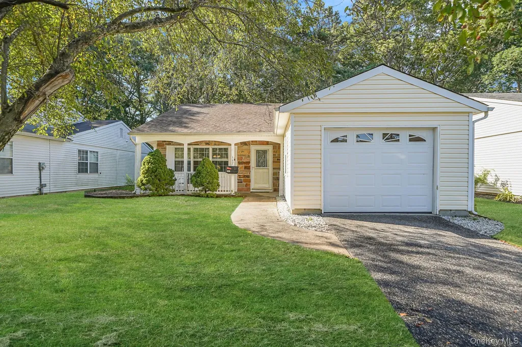 187 Edinburgh Drive Ridge NY 11961
