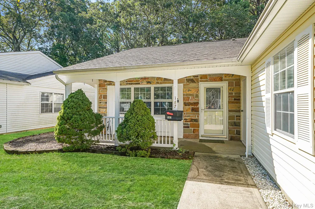 187 Edinburgh Drive Ridge NY 11961