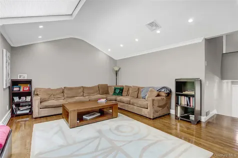 22 Wren Drive East Hills NY 11576
