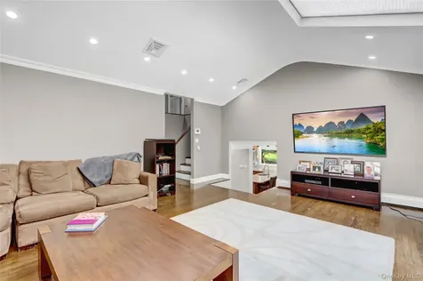 22 Wren Drive East Hills NY 11576