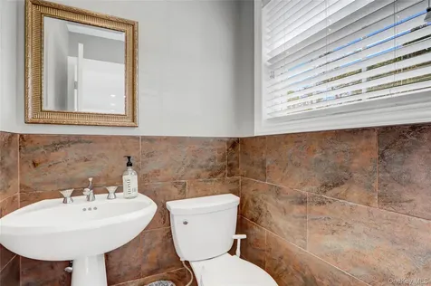 22 Wren Drive East Hills NY 11576