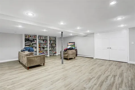 22 Wren Drive East Hills NY 11576