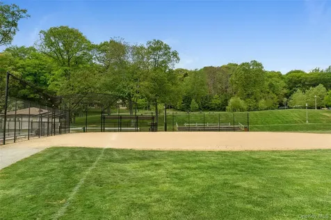 22 Wren Drive East Hills NY 11576