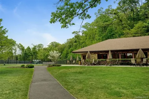22 Wren Drive East Hills NY 11576