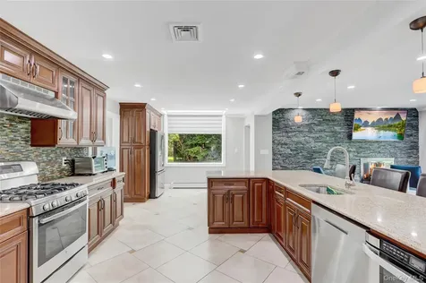 22 Wren Drive East Hills NY 11576