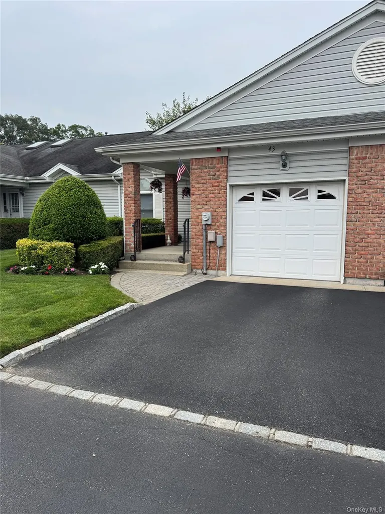 43 Primrose Lane North Babylon NY 11703