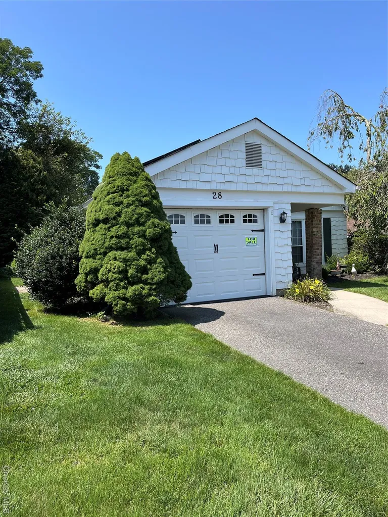 28 Kingston Drive Ridge NY 11961