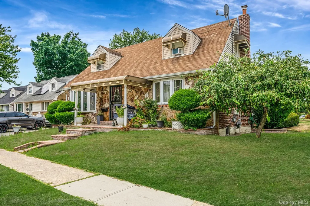 86 Clearstream Avenue Valley Stream NY 11580