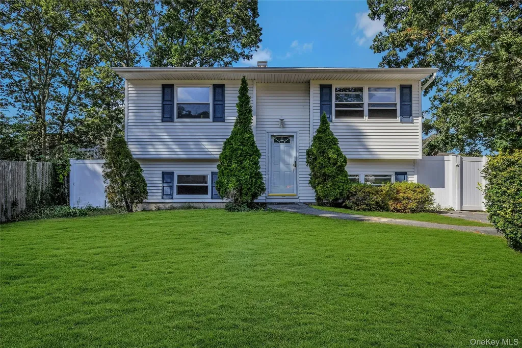 4 Beechwood Drive Shirley NY 11967