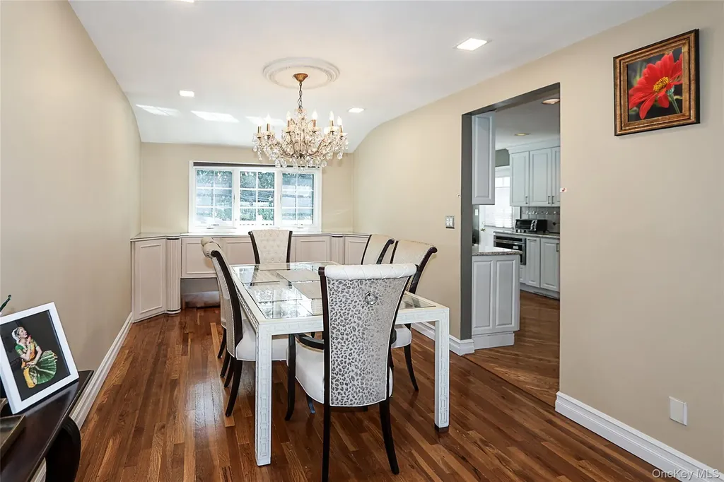 64 Hamilton Drive Roslyn NY 11576